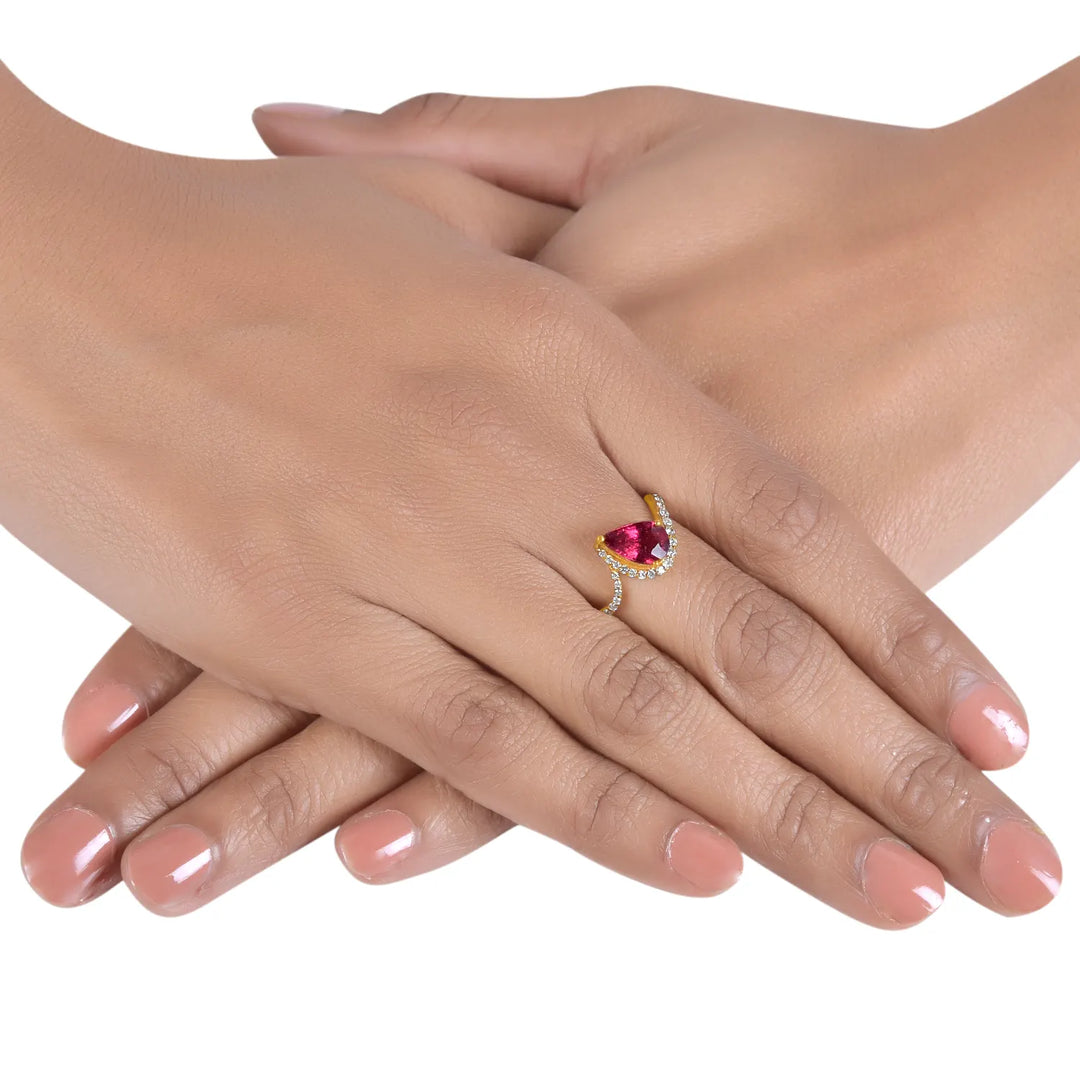 Crimson Curve ring in 18 Kt