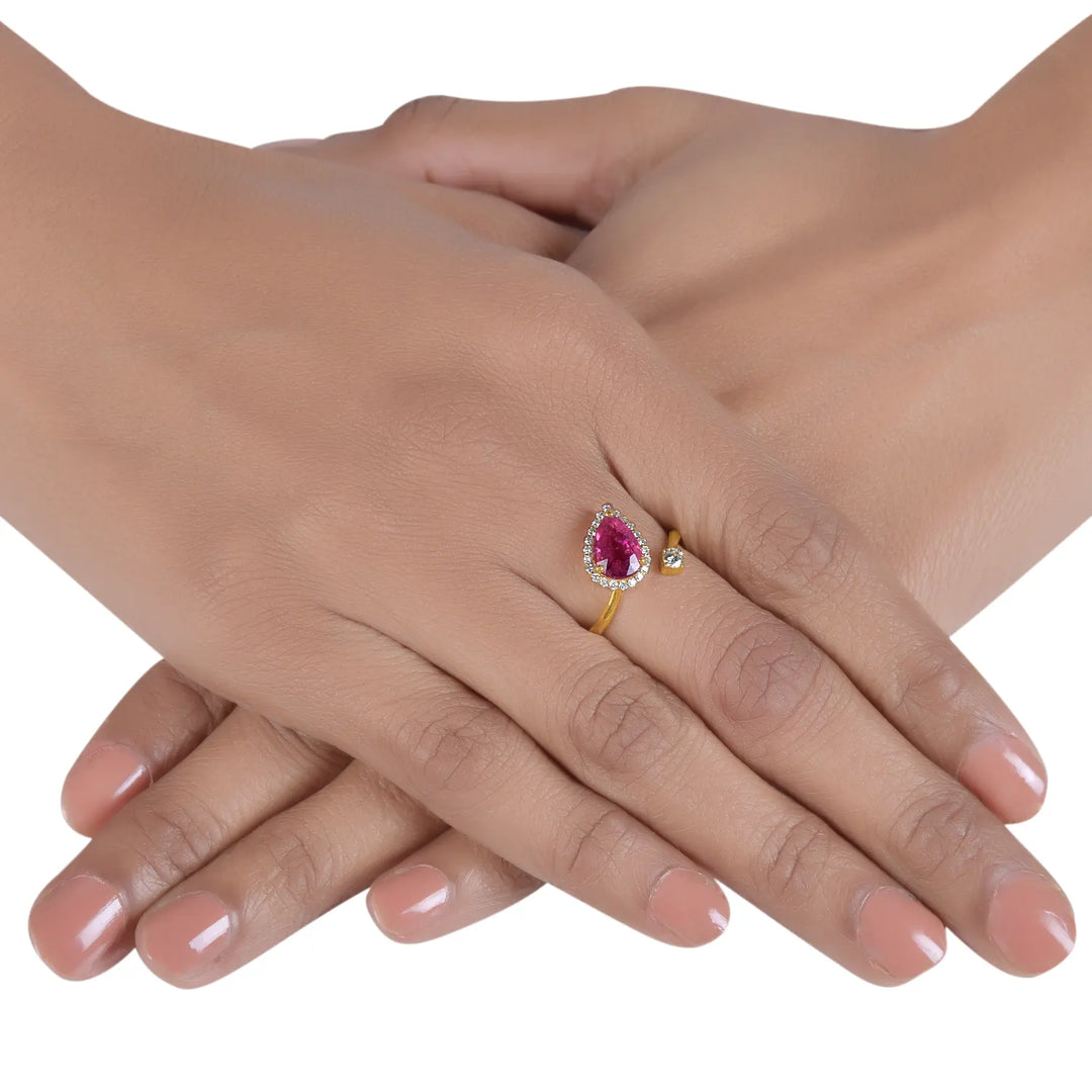 Royal Embrace Ring in 18 Kt