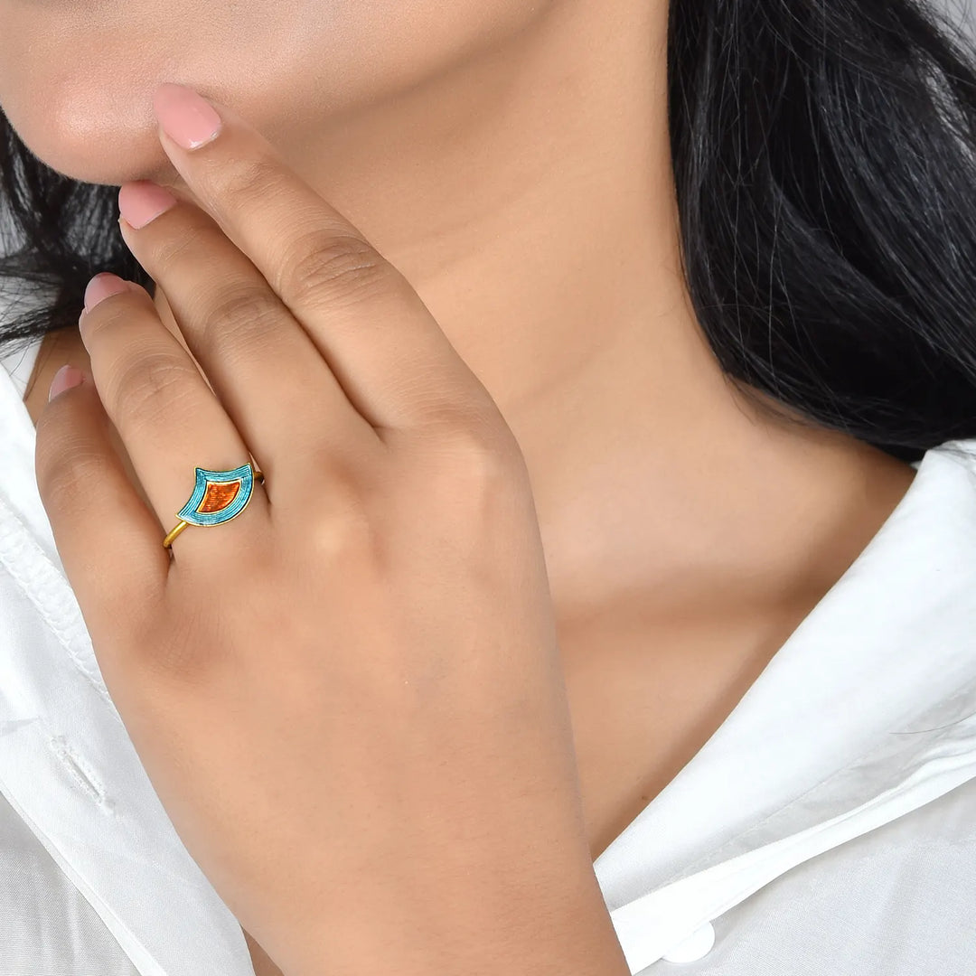 Sculpted Enamel Gold Ring in 18 Kt