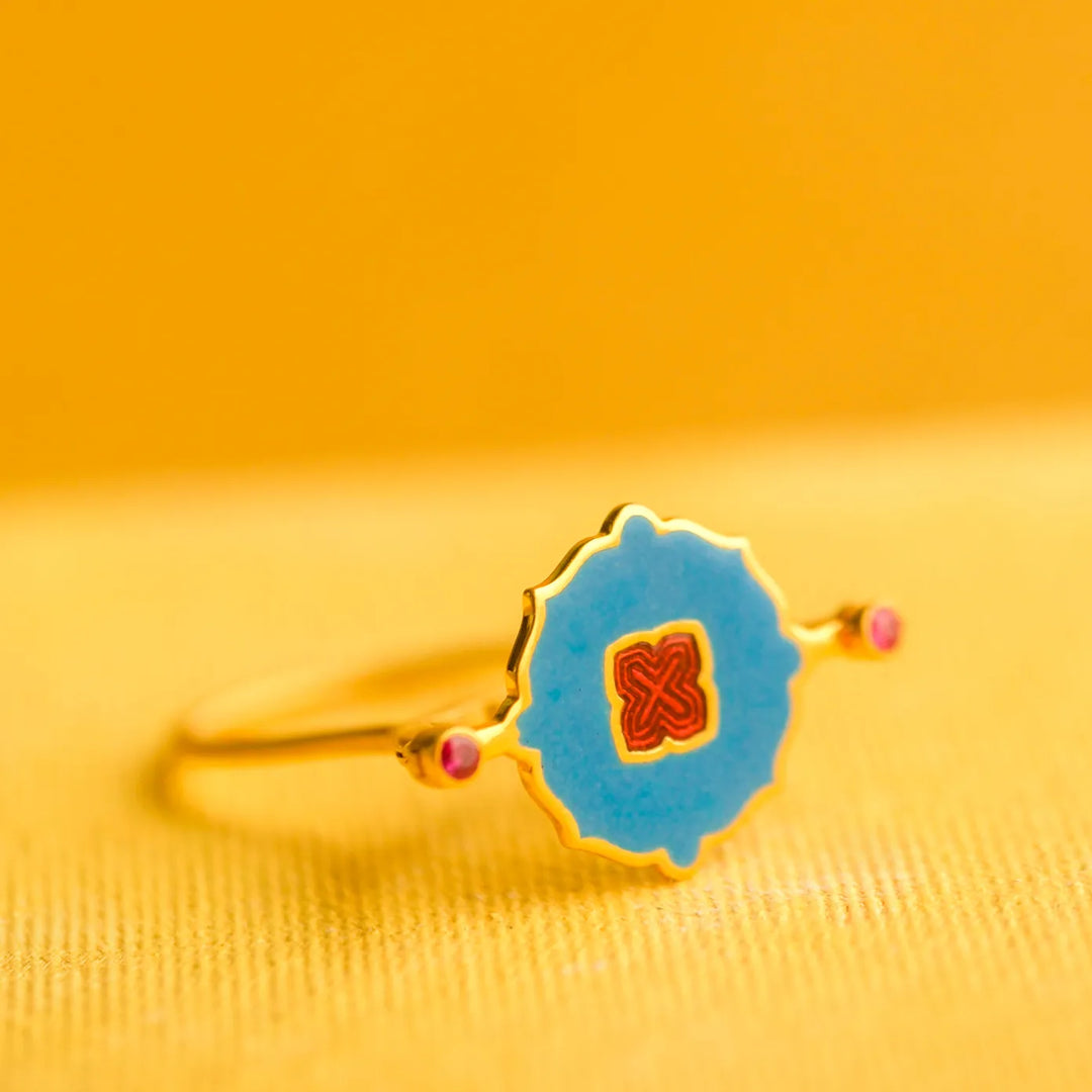 Enamel Medallion Gold Ring in 18 Kt